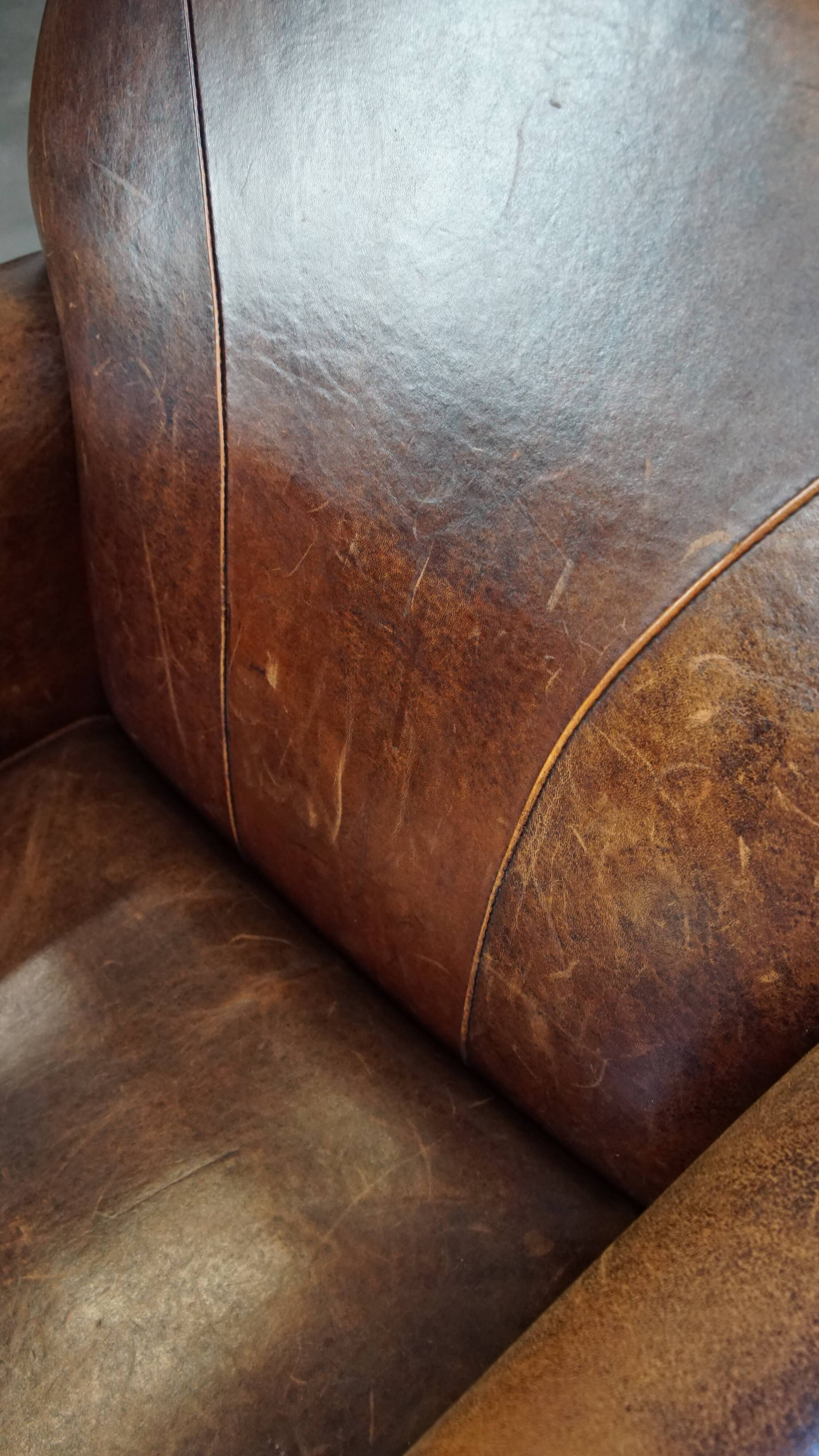 Fauteuil design en cuir de mouton aux finitions soignées et soignées