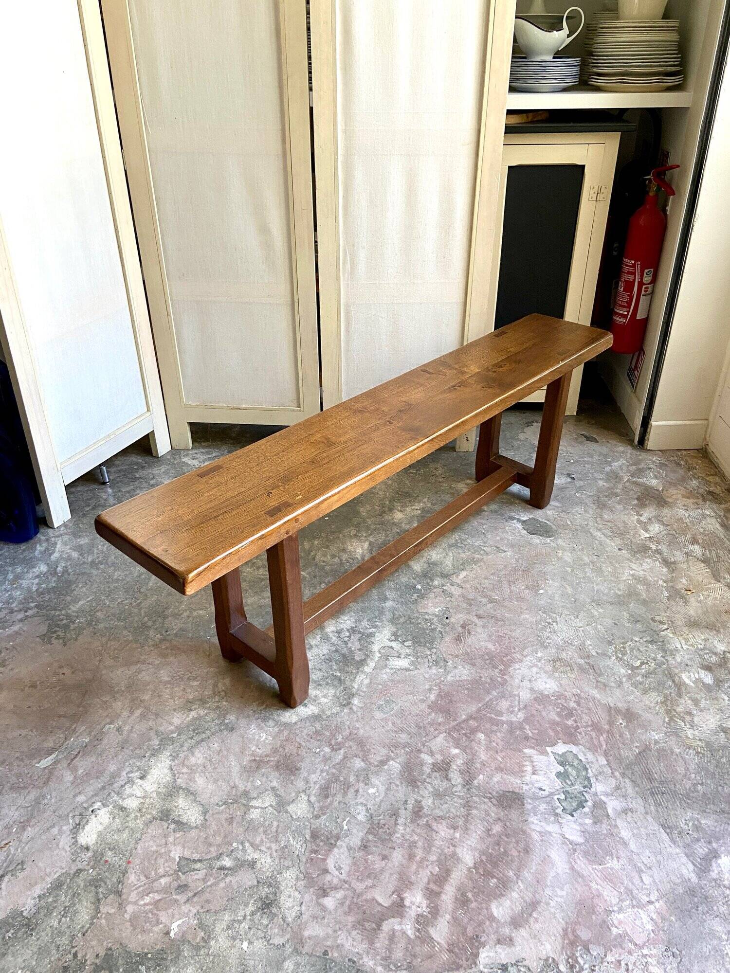 Banc en bois foncé