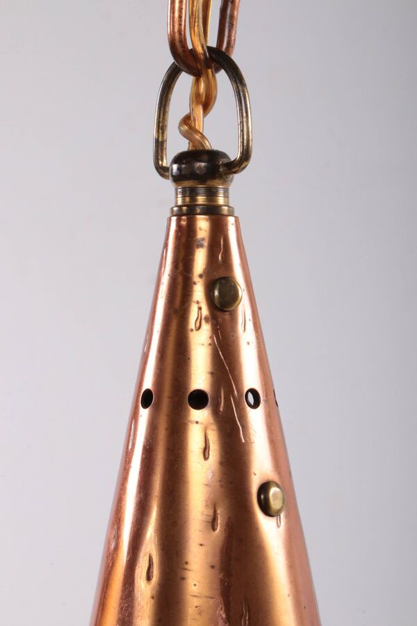 Lampe suspendue en cuivre martelé à la main danoise par E.S Horn Aalestrup, années 1950.
