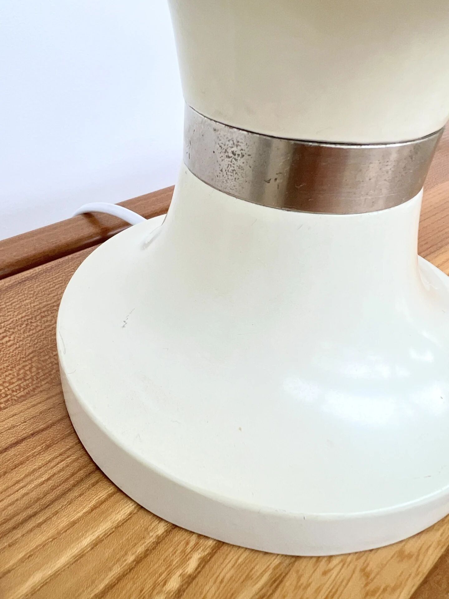 Paire de lampes champignon — Opaline blanche et métal laqué — Années 70