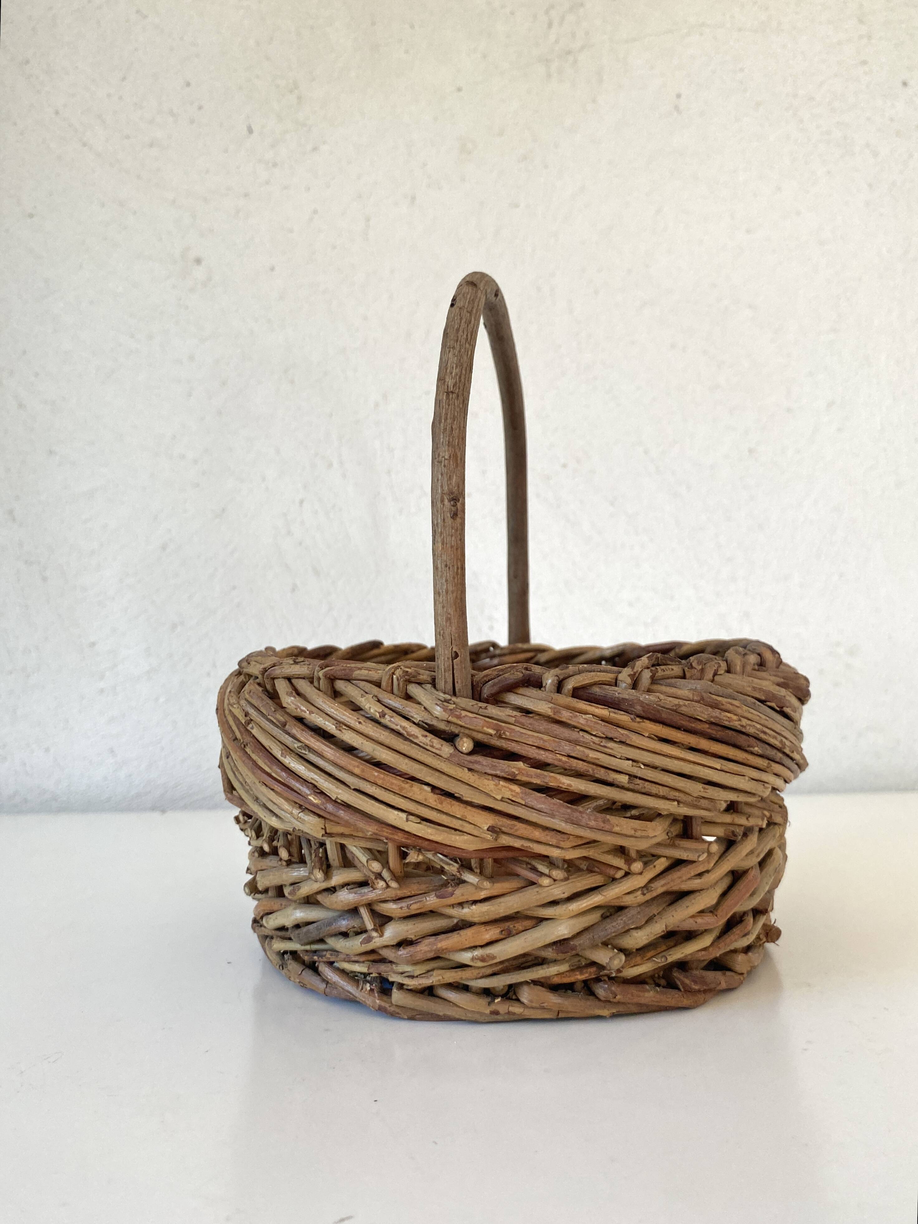 Round wicker and wood basket