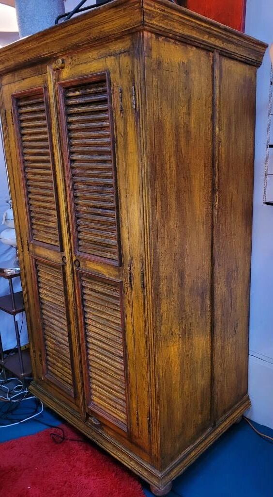 Indian wardrobe Rajasthan yellow, with clerestory