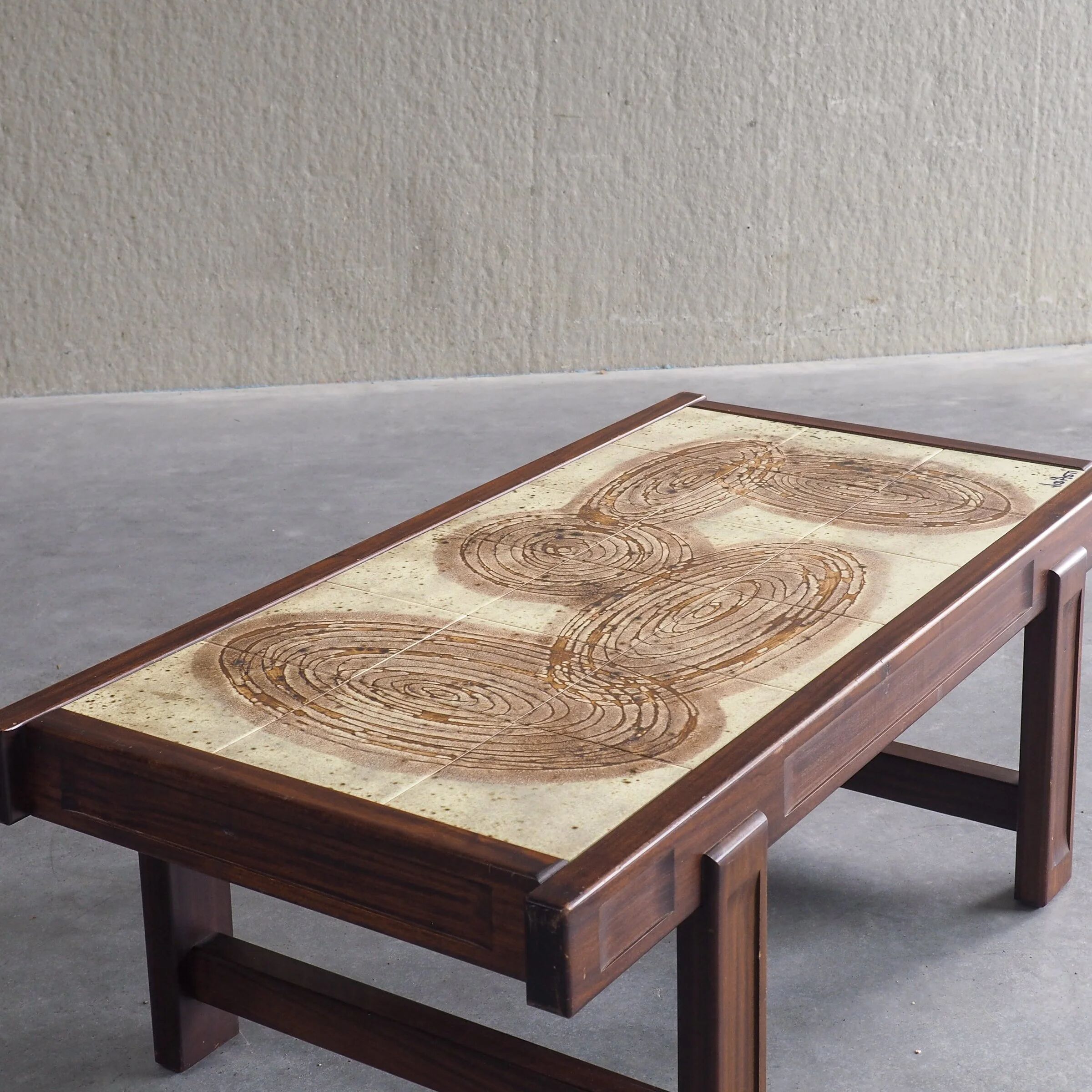 Table basse carrelée du milieu du siècle par Jean D’Asti