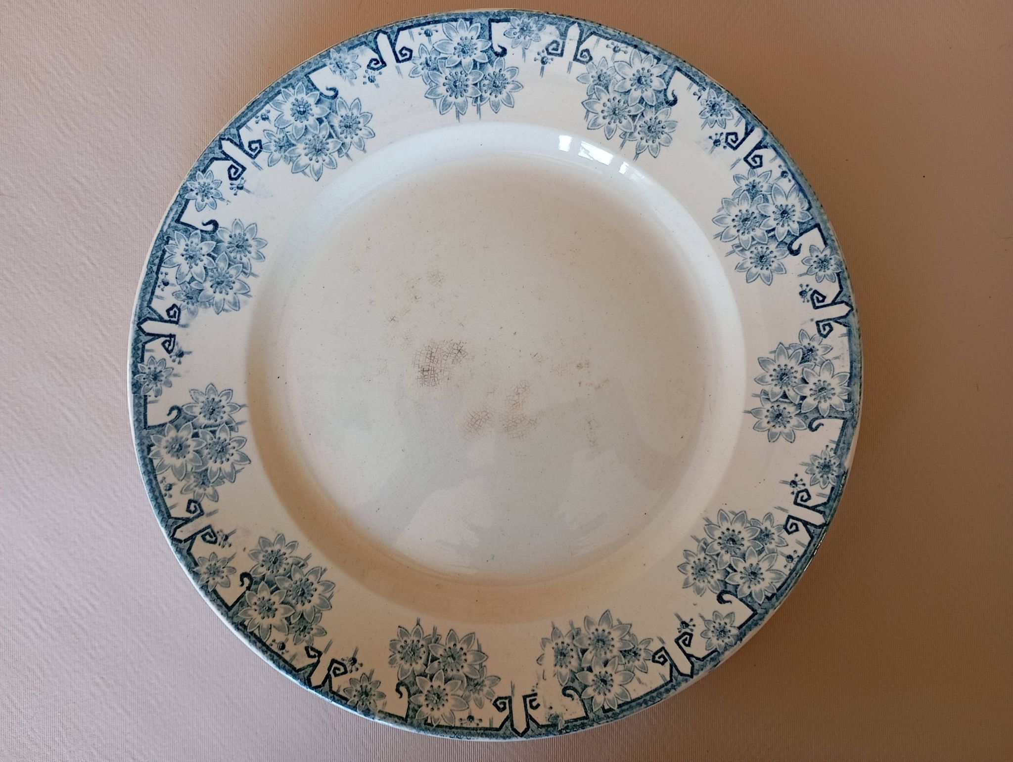 Plat à gâteau en terre de fer Longwy "Marguerites"