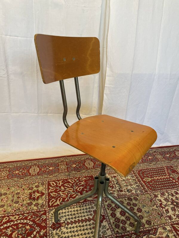 Ancienne chaise d’atelier haute en bois et métal