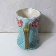 Ancien vase pichet en barbotine art déco turquoise à fleurs