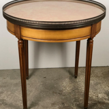 Table bouillotte de style Louis XVI en placage merisier à dessus marbre saumoné