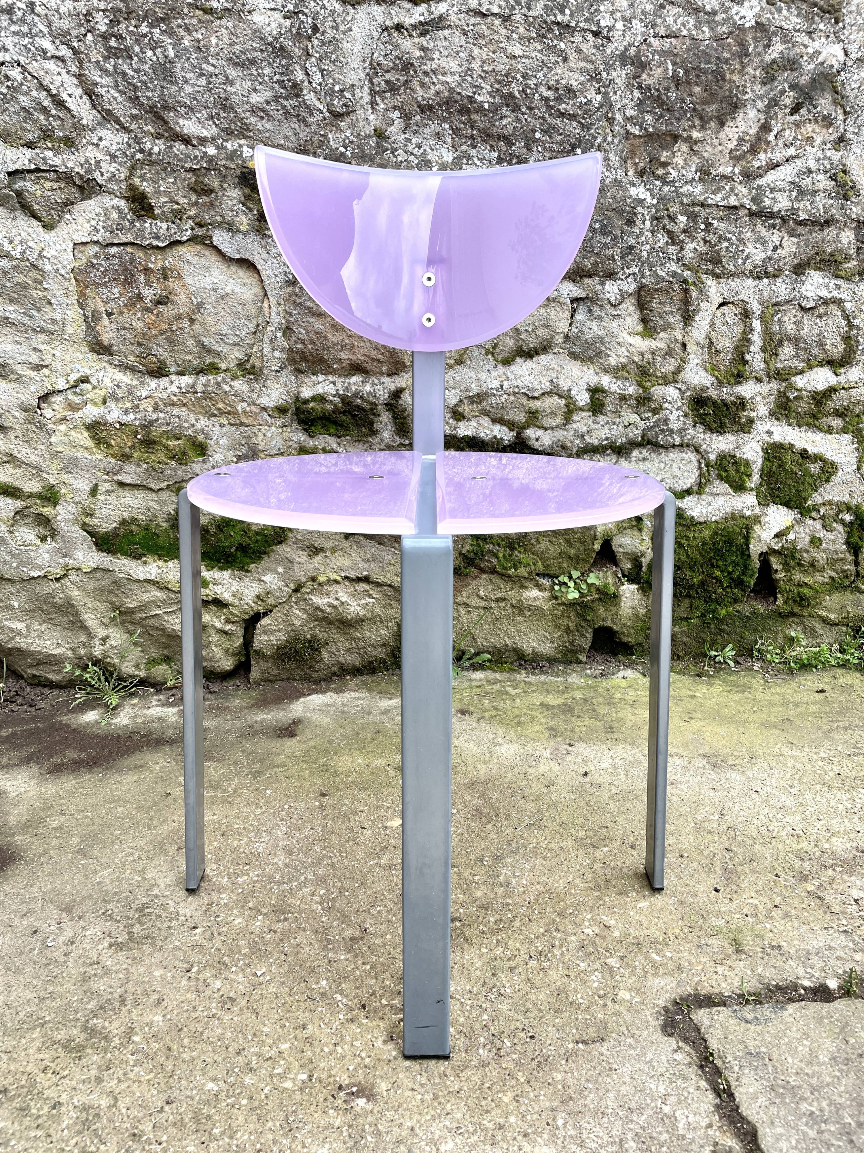 Serie de 8 chaises design en plexiglas parme