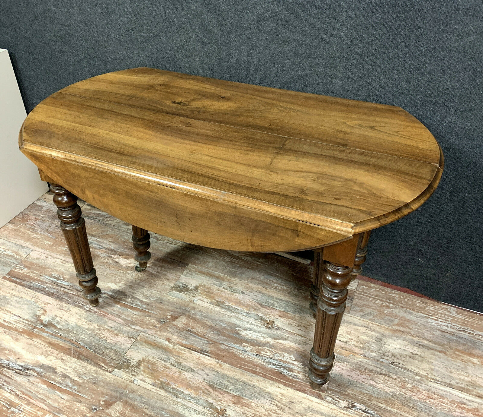 table has 6 feet period Louis Philippe in blond walnut