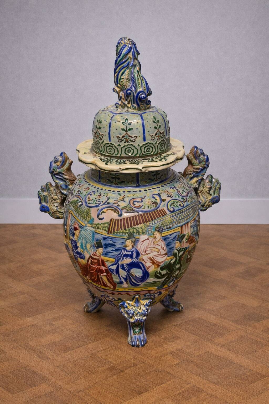 Large covered pot in polychrome earthenware, Asian work from the late 19th century.