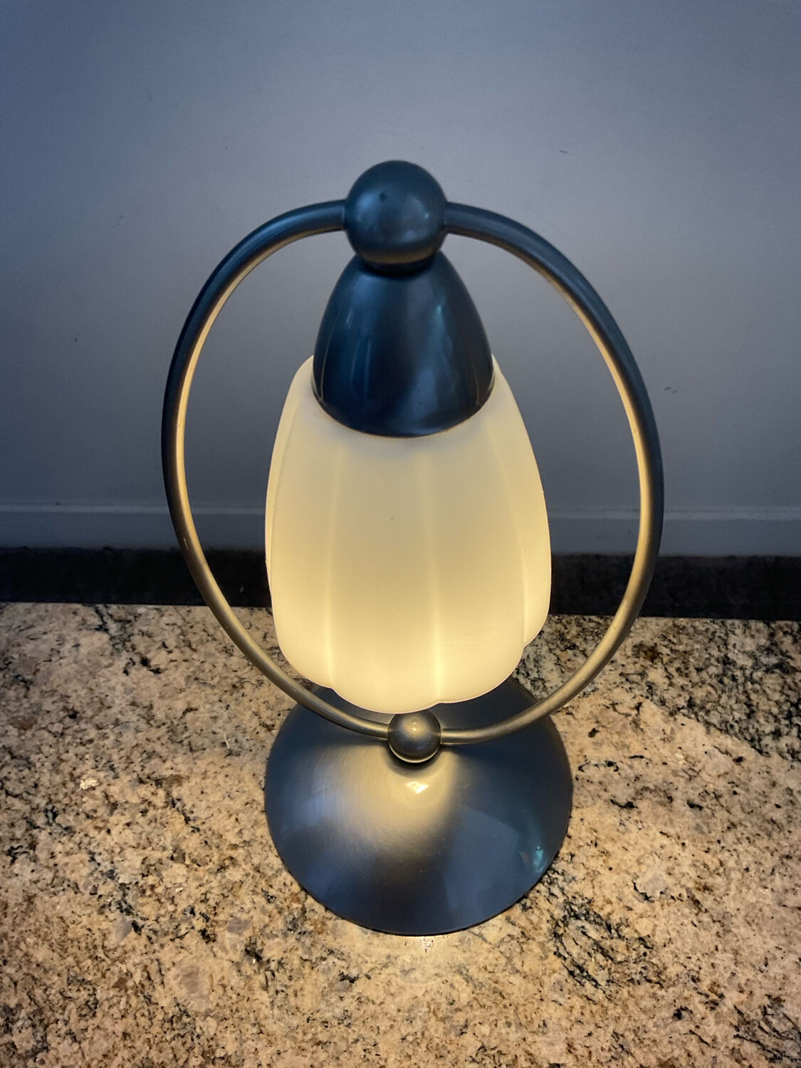 Lampe vintage en opaline et aluminium brossé