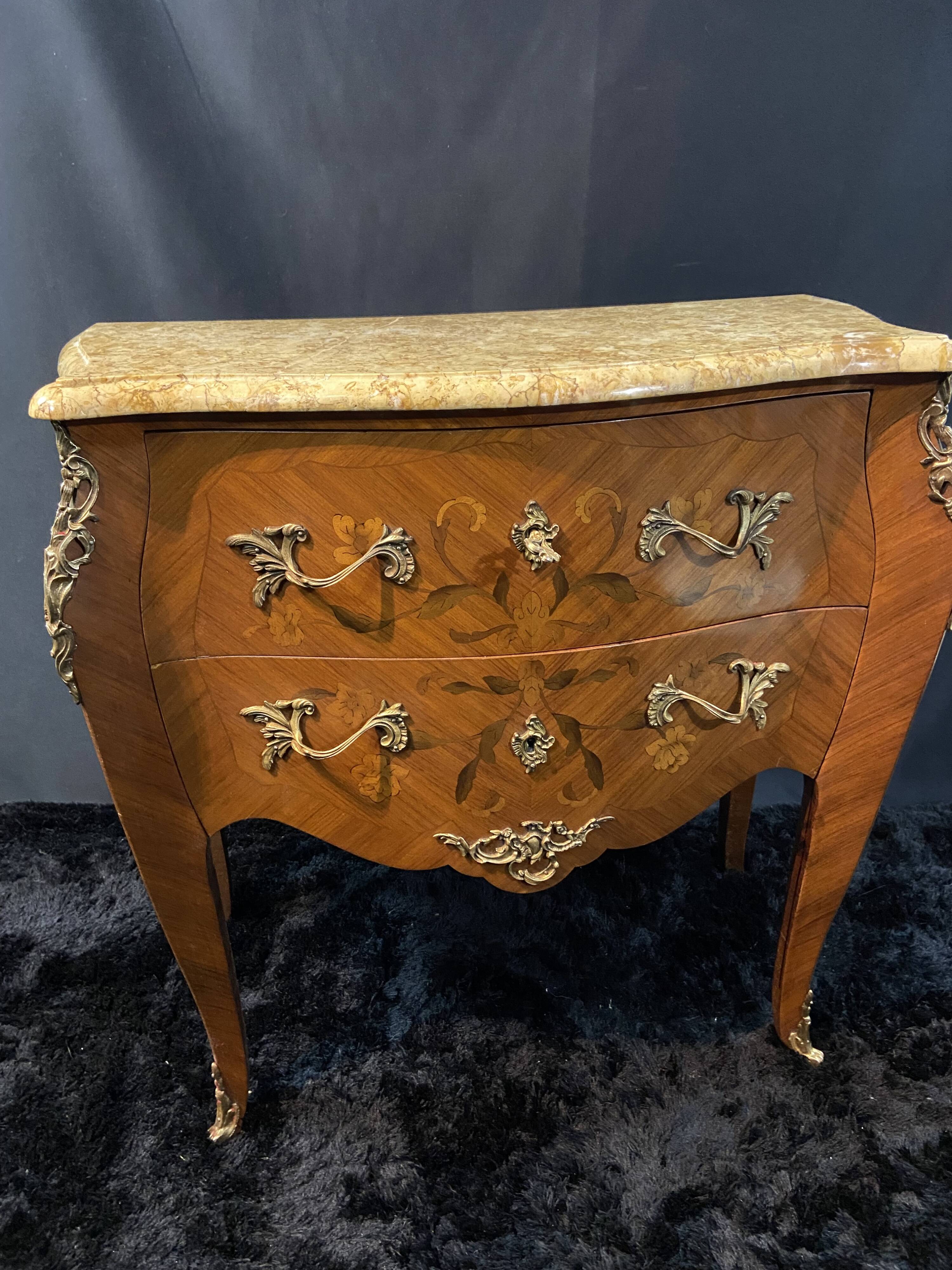 Petite commode toutes faces galbées à décor marqueté et bronze style Louis
