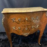 Petite commode toutes faces galbées à décor marqueté et bronze style Louis