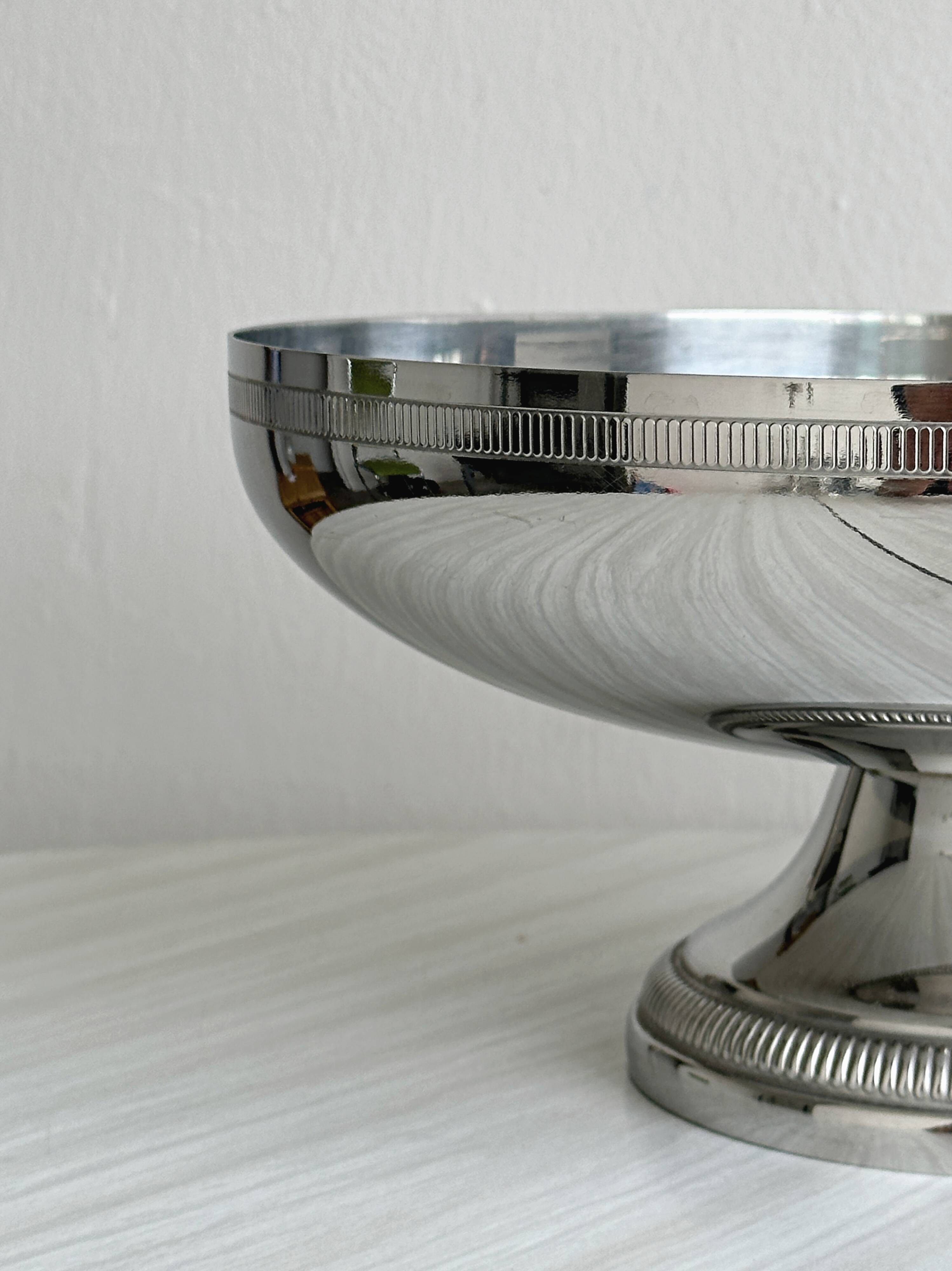 Coupe sur pied en métal inox argenté