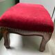 Repose pieds en bois et velours rouge