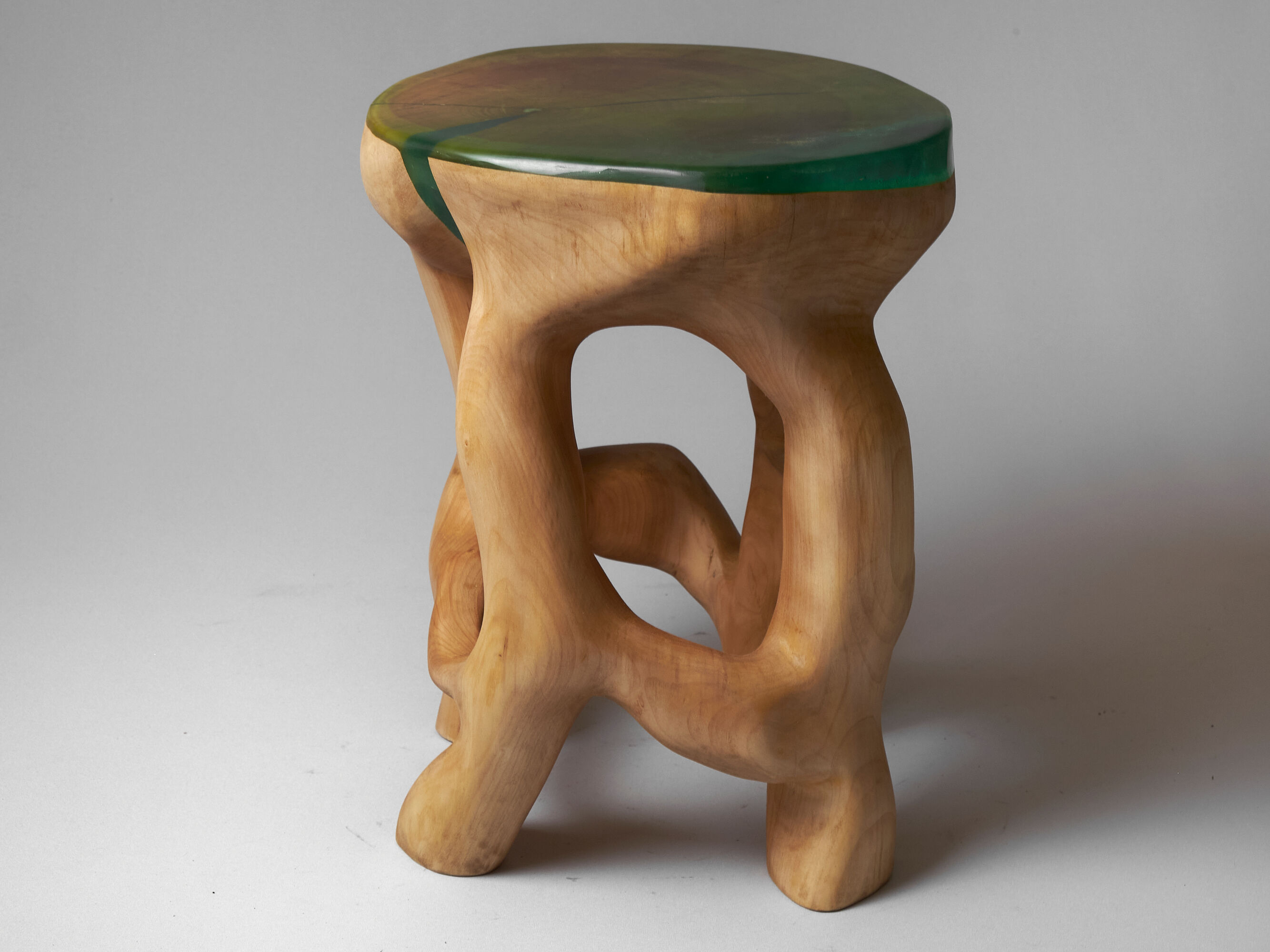 Tabouret sculpté unique à partir d'une seule pièce de bois