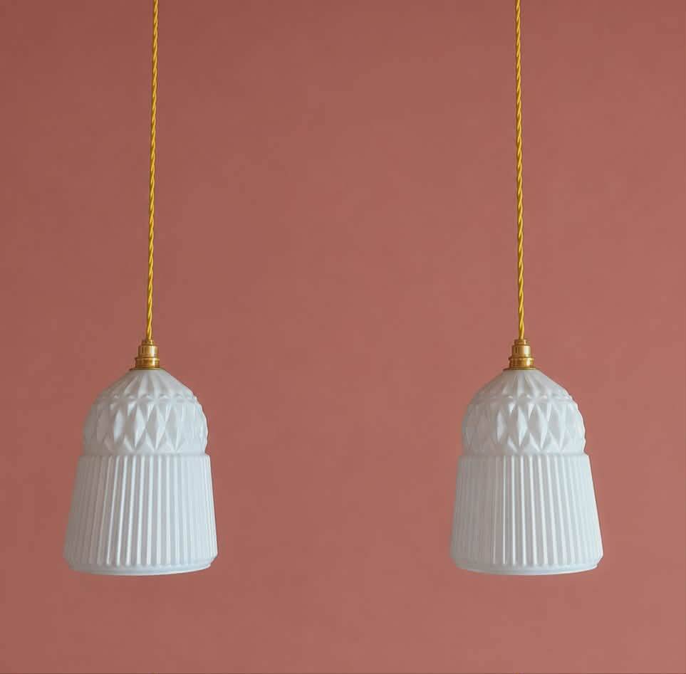 Paire de suspensions en verre blanc vintage