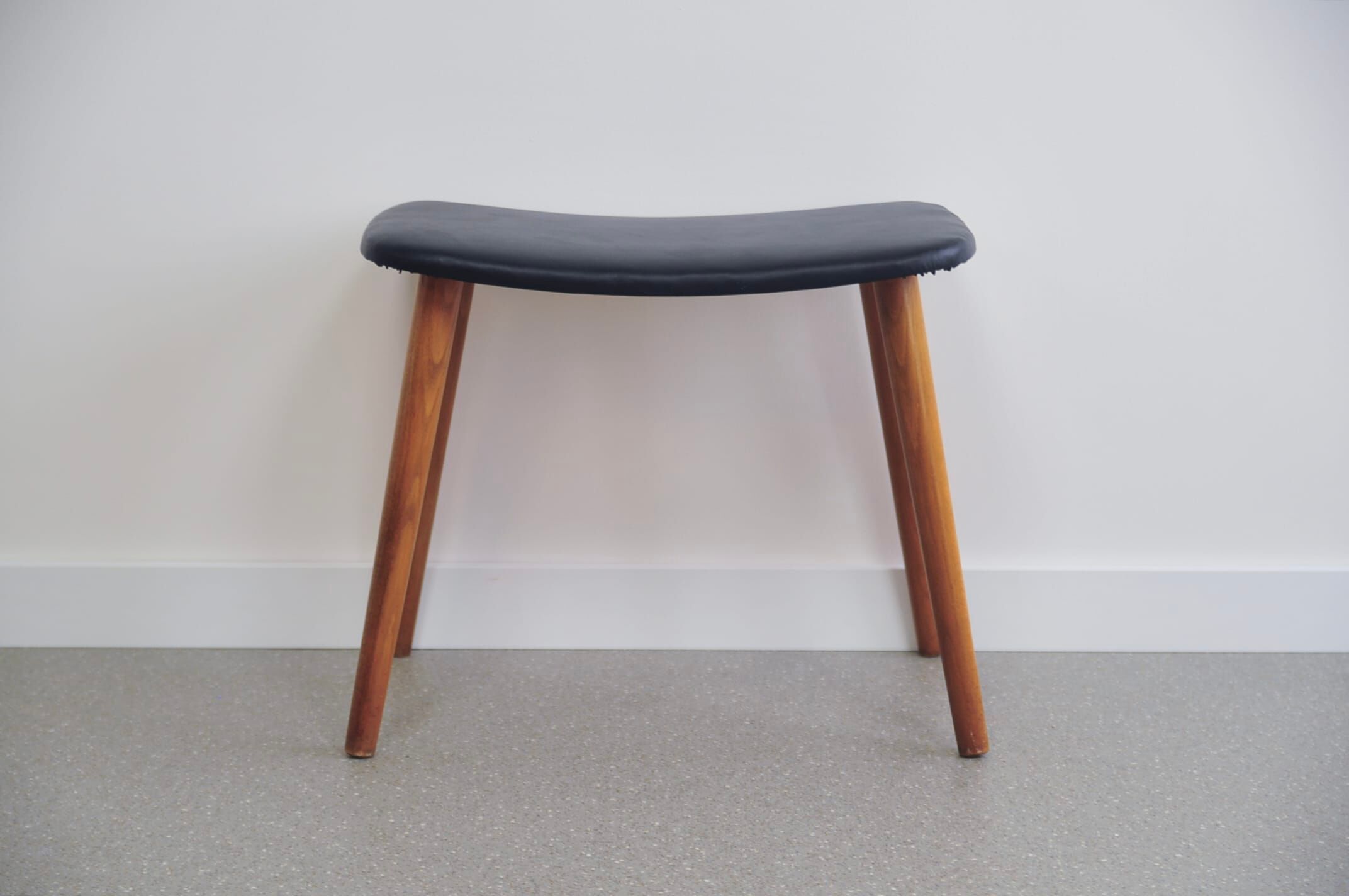 Tabouret en teck et cuir noir