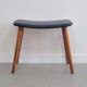 Tabouret en teck et cuir noir