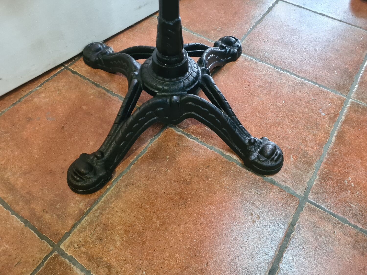 Bistro pedestal table in cast iron and marble