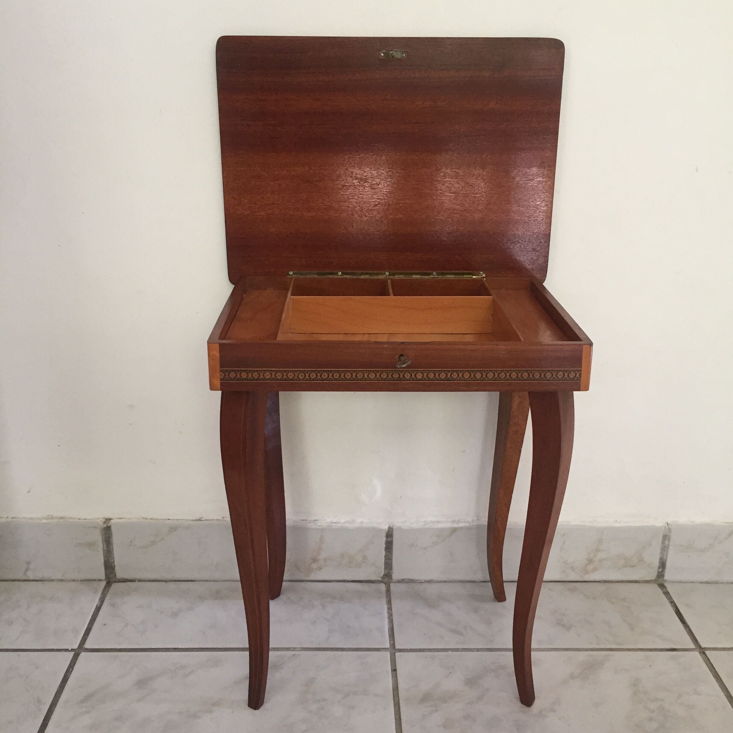 TABLE CIGAR BOX OR INMEANED JEWELRY