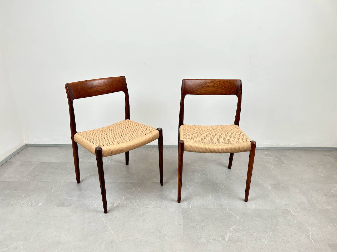 Ensemble de 2 chaises modèle 77 en palissandre et corde à papier par Niels O. Møller