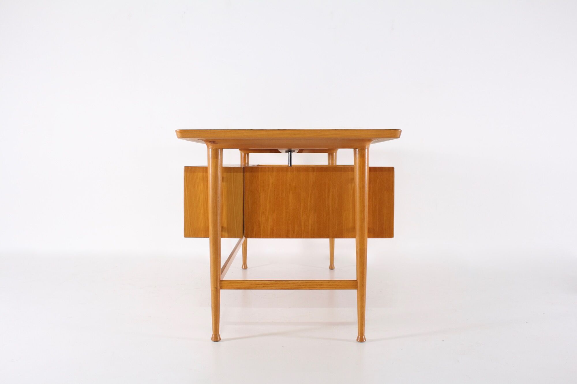 Scandinavian desk all sides