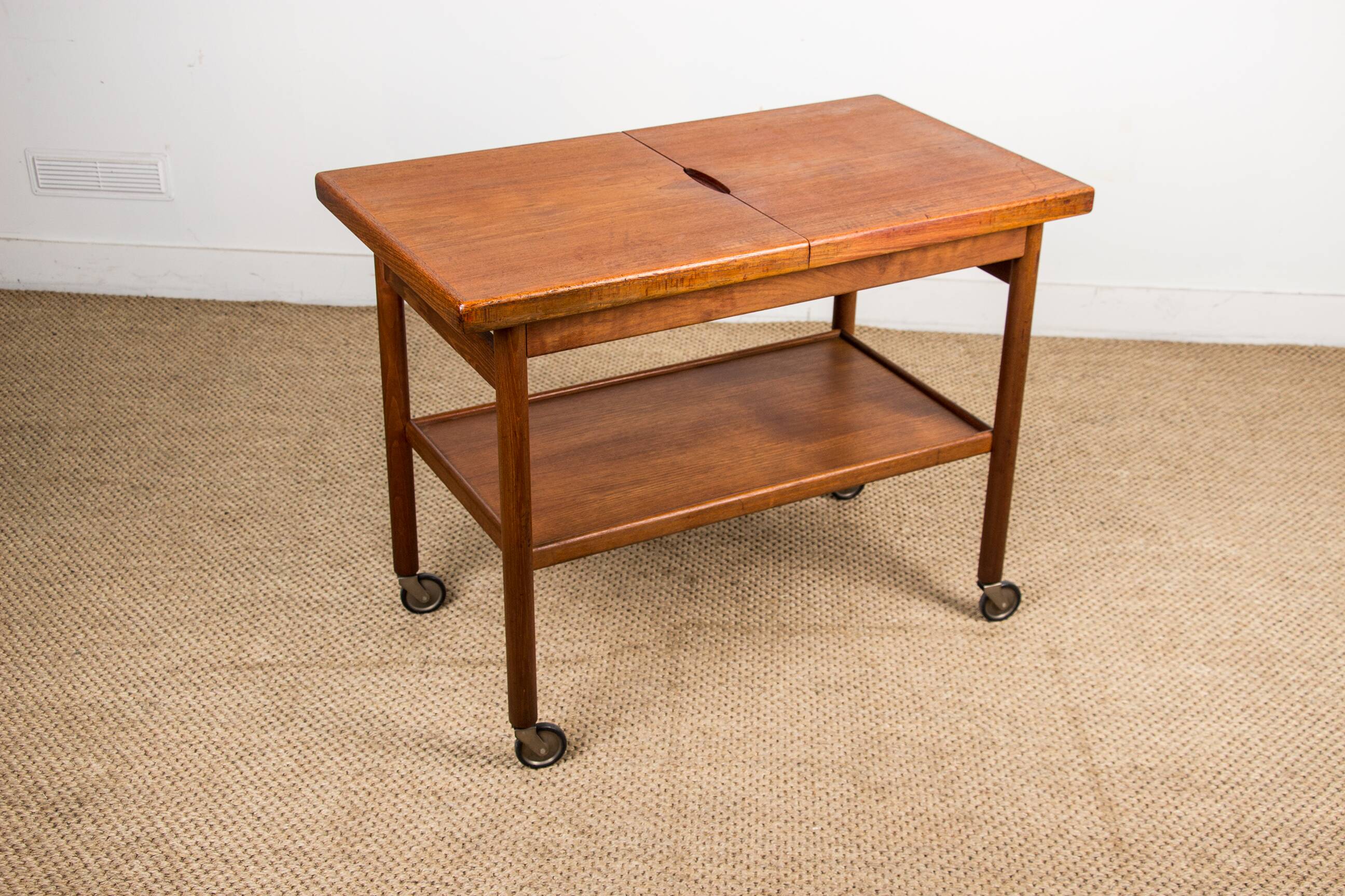 Danish extendable two-tiered teak serving trolley, 1960s, Kurt Ostervig.