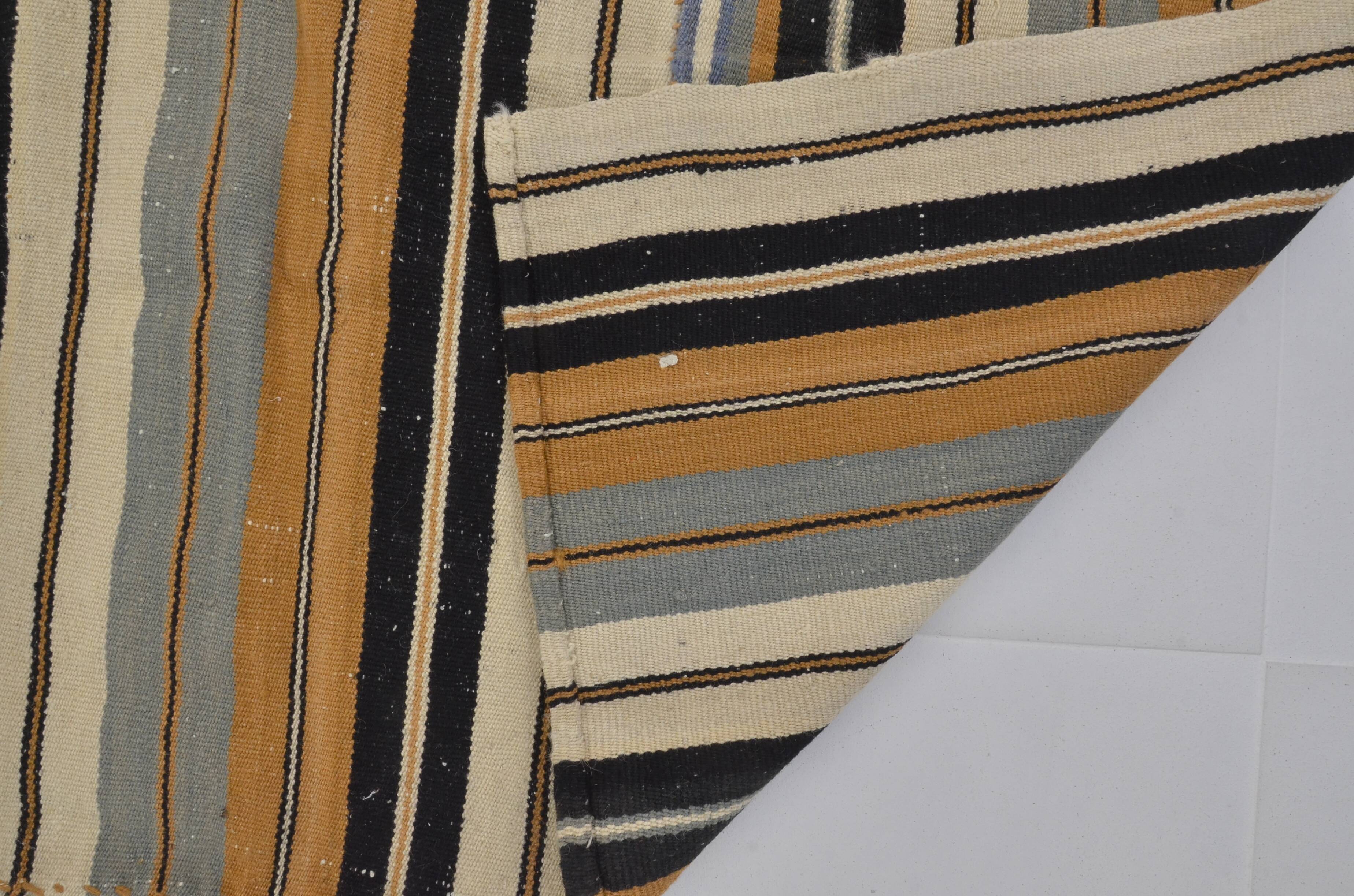 Tapis Kilim vintage tissé à la main