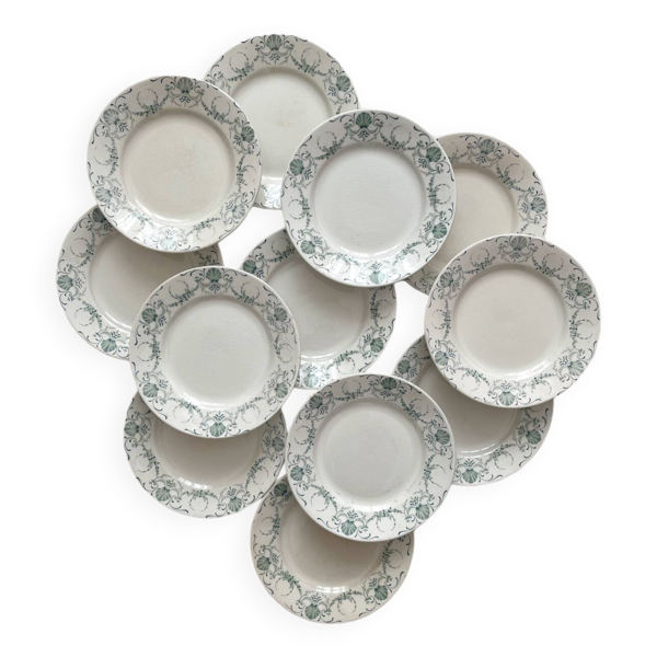 12 assiettes à dessert en terre de fer «&nbsp;Guirlande&nbsp;» Lunéville