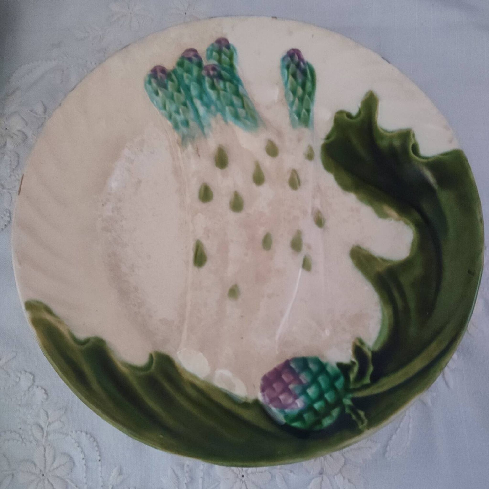 Two old asparagus plates in Salins barbotine