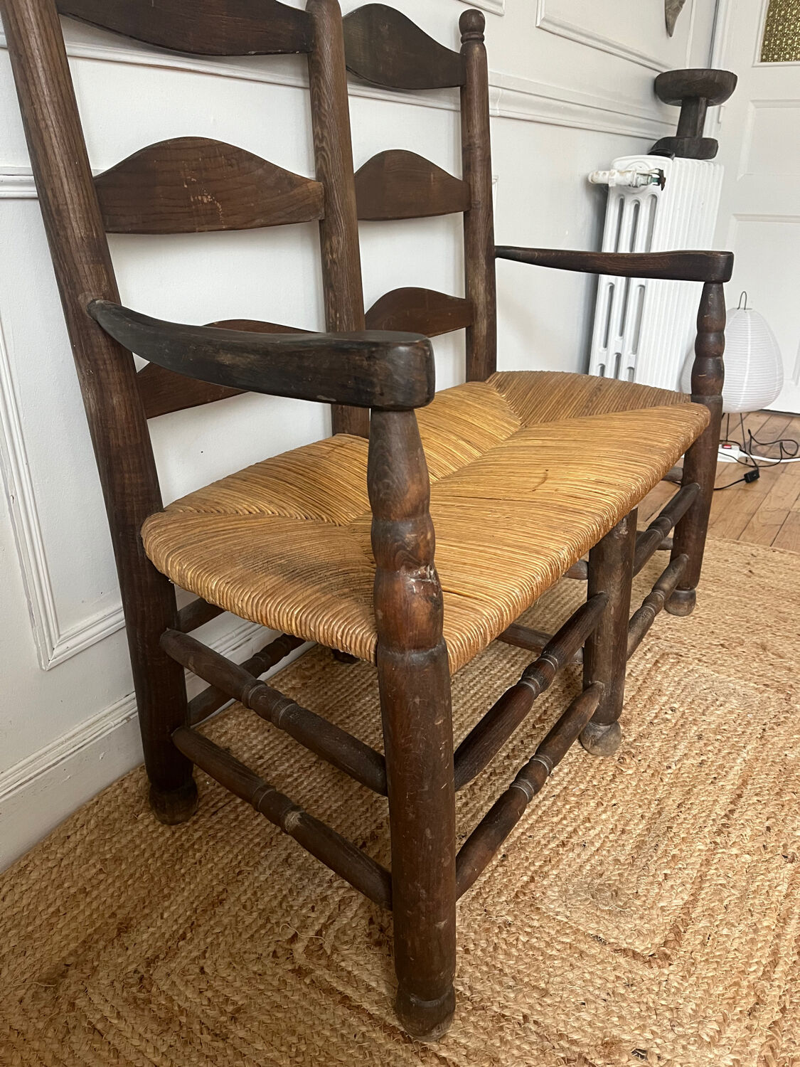 Wood and straw banquette