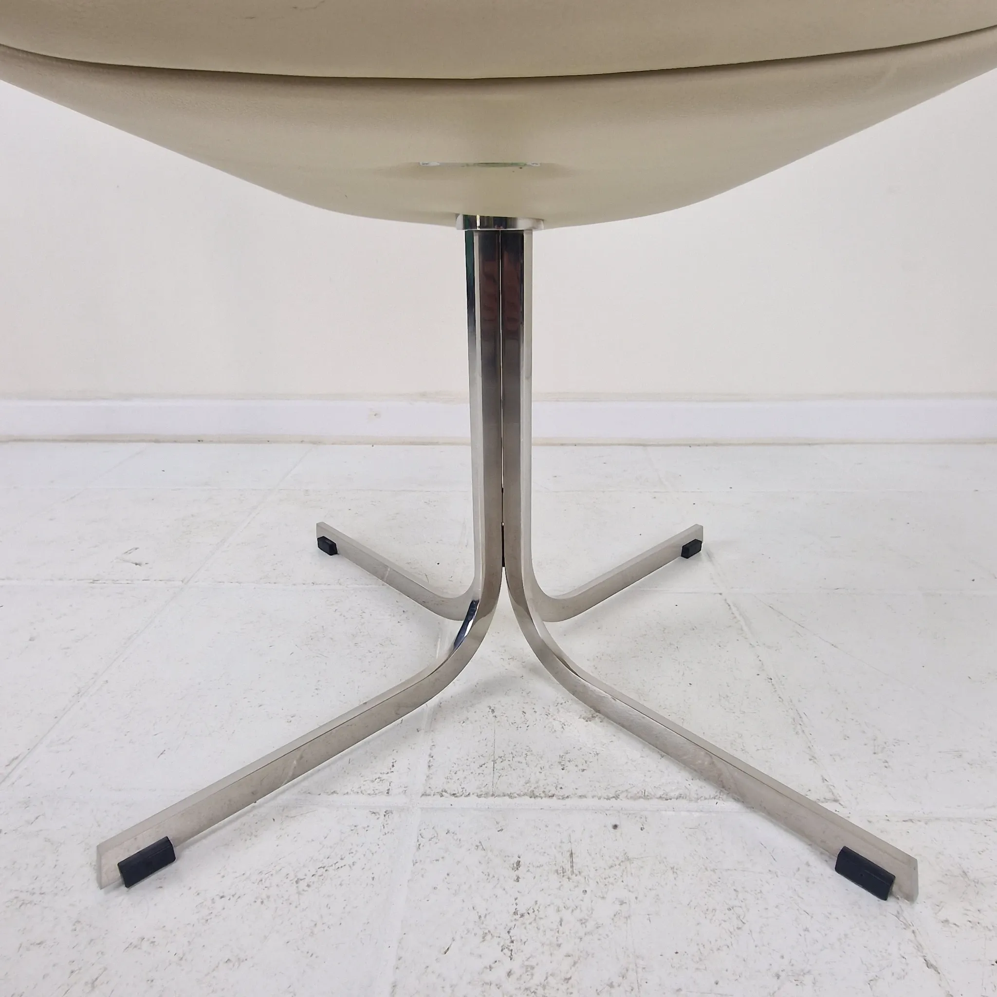 Set of 8 "Little Tulip" Chairs by Pierre Paulin for Artifort in Leather
