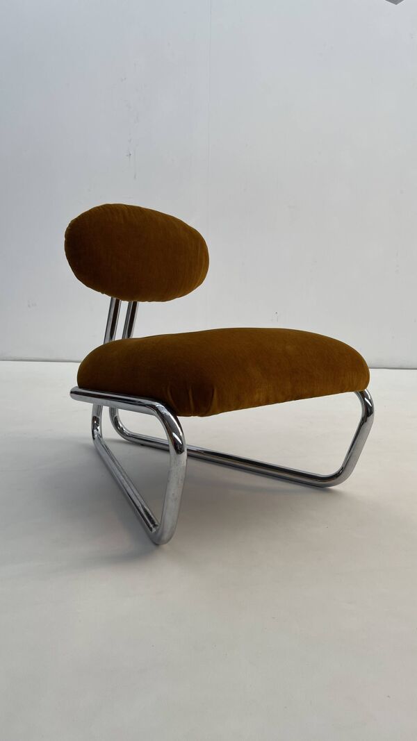 Little tubular lounge chair in rusty amber velvet