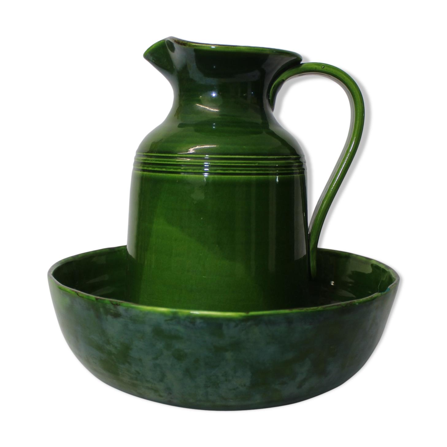 Broc and its green ceramic basin