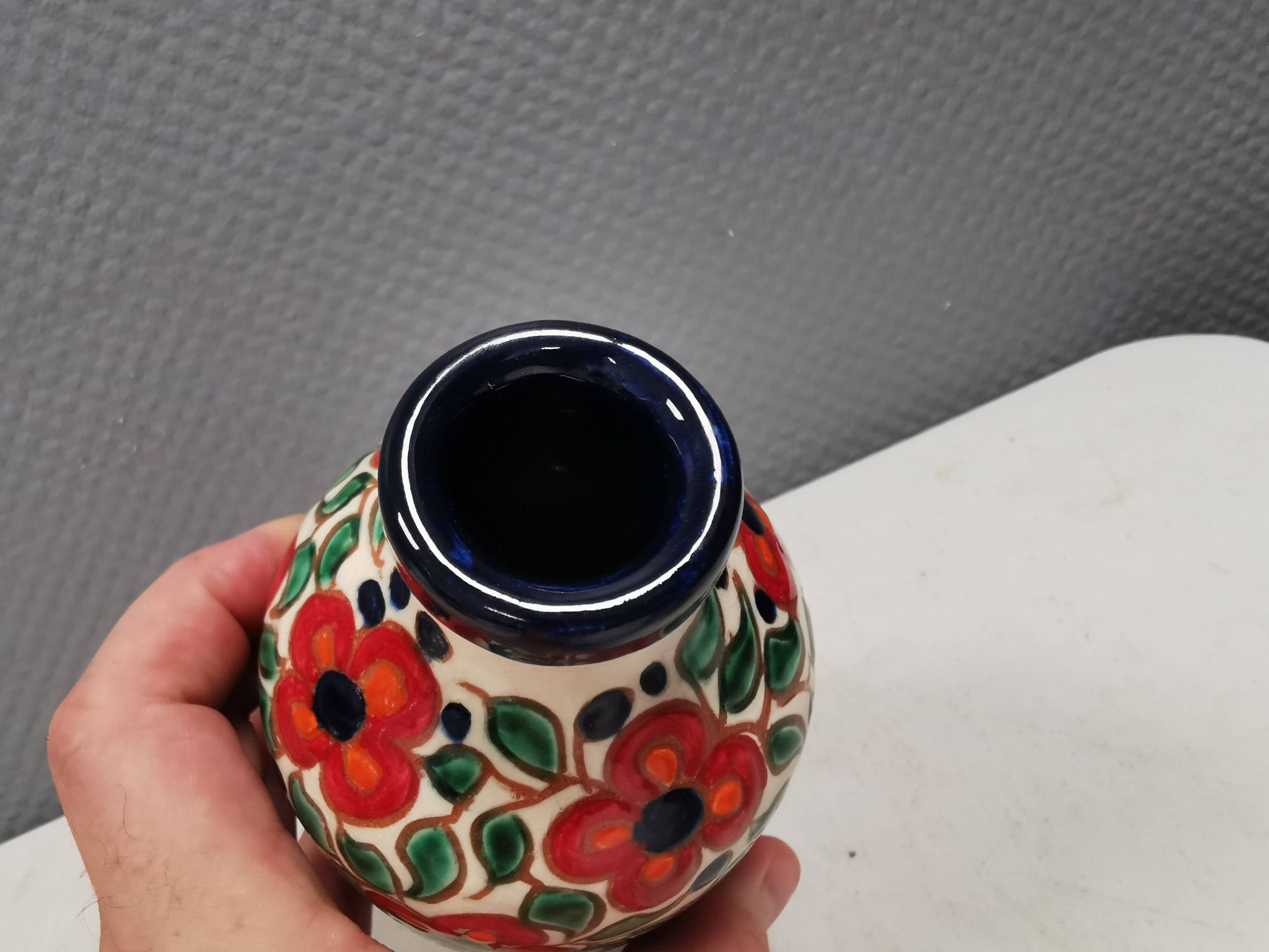 A mid-century vase with painted flowers. Portugal, 1950-60s. Majolica style