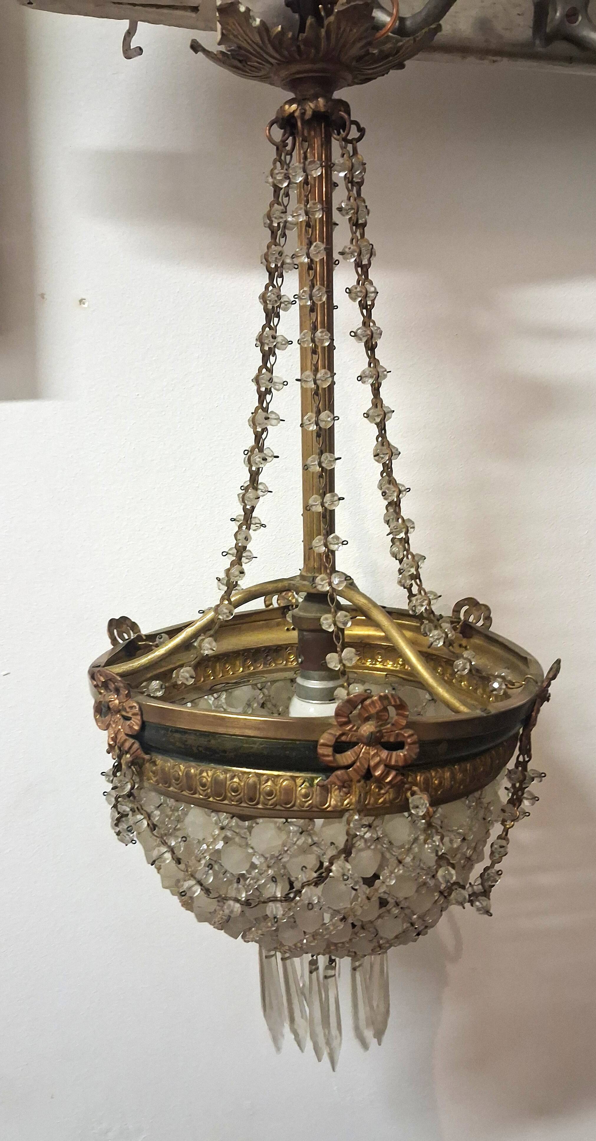 Antique balloon chandelier with pendants, in brass and with mouldings.