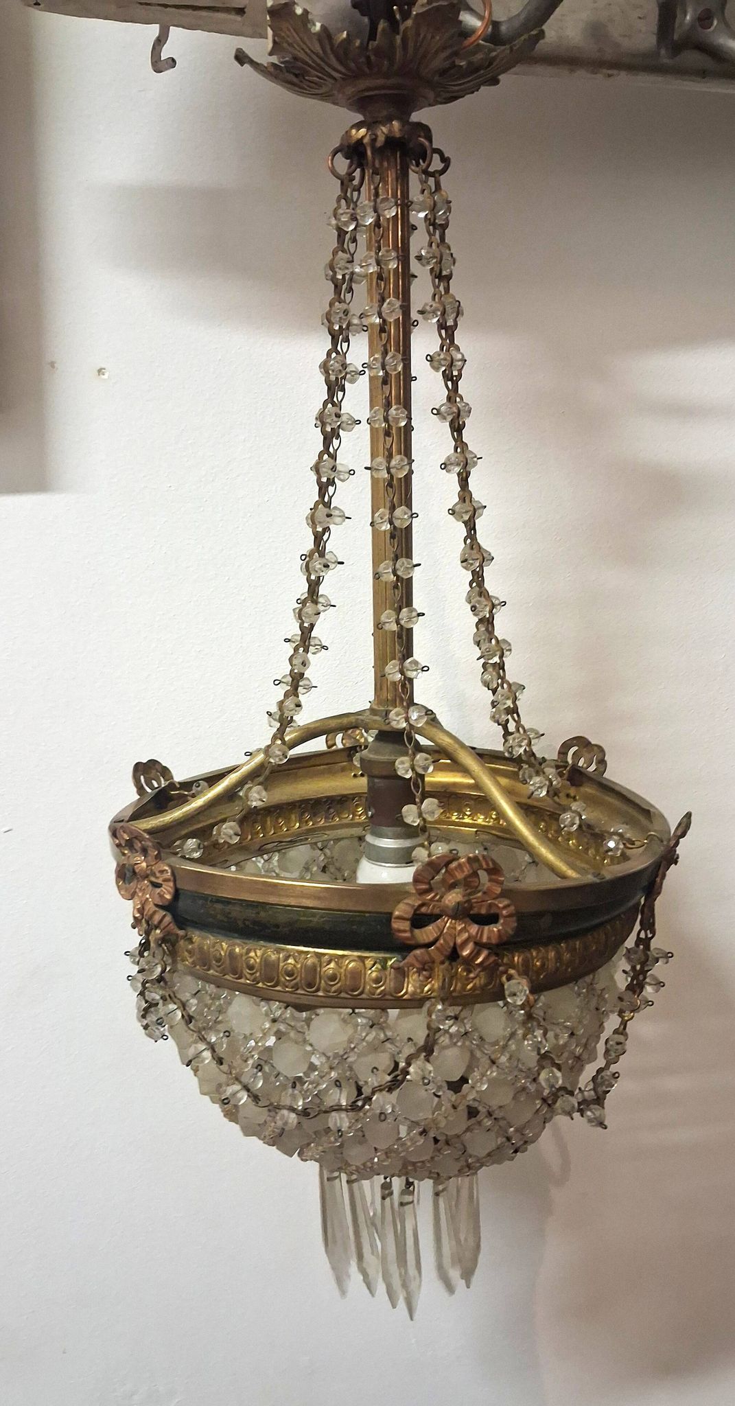 Antique balloon chandelier with pendants, in brass and with mouldings.