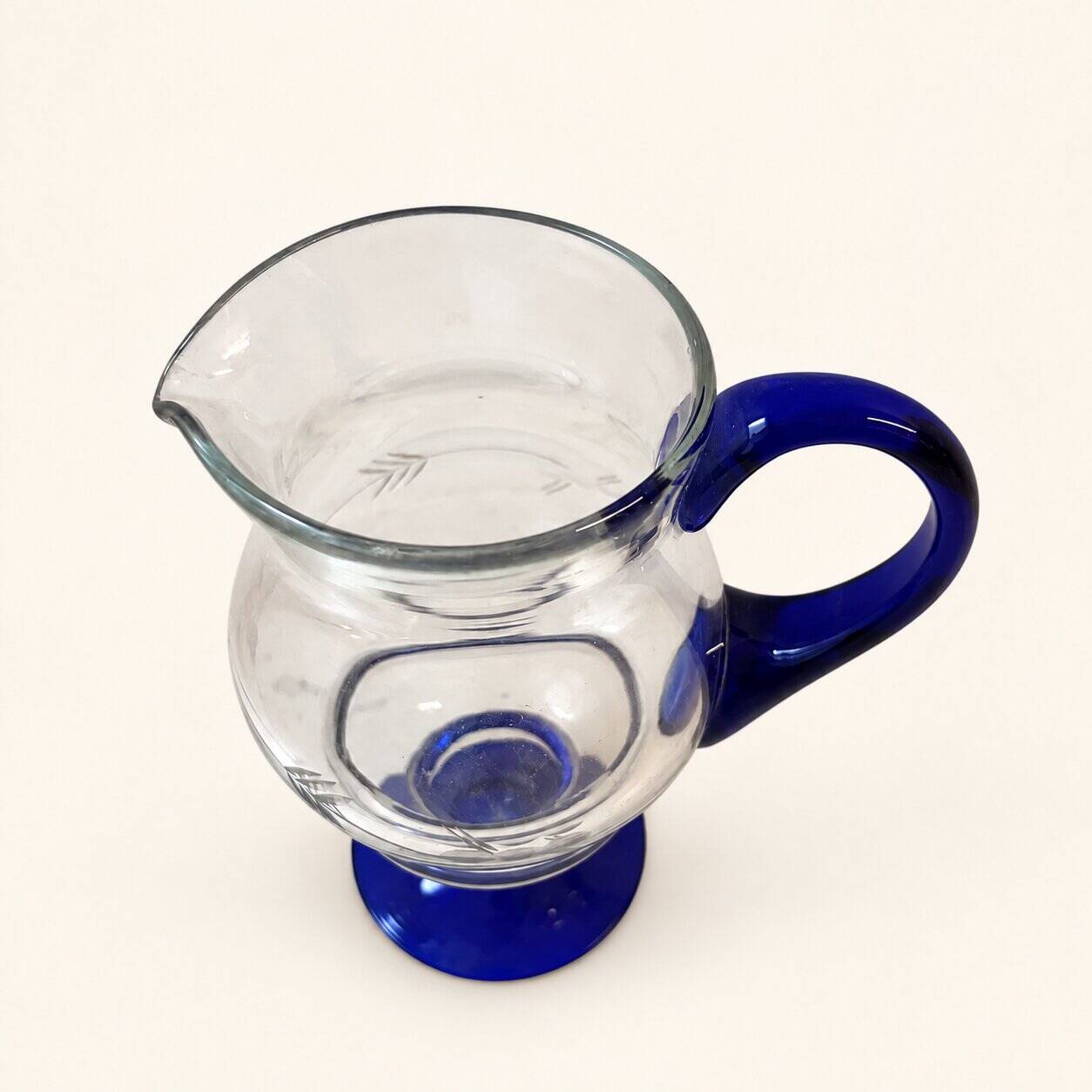 Carafe en verre bleu