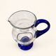 Carafe en verre bleu