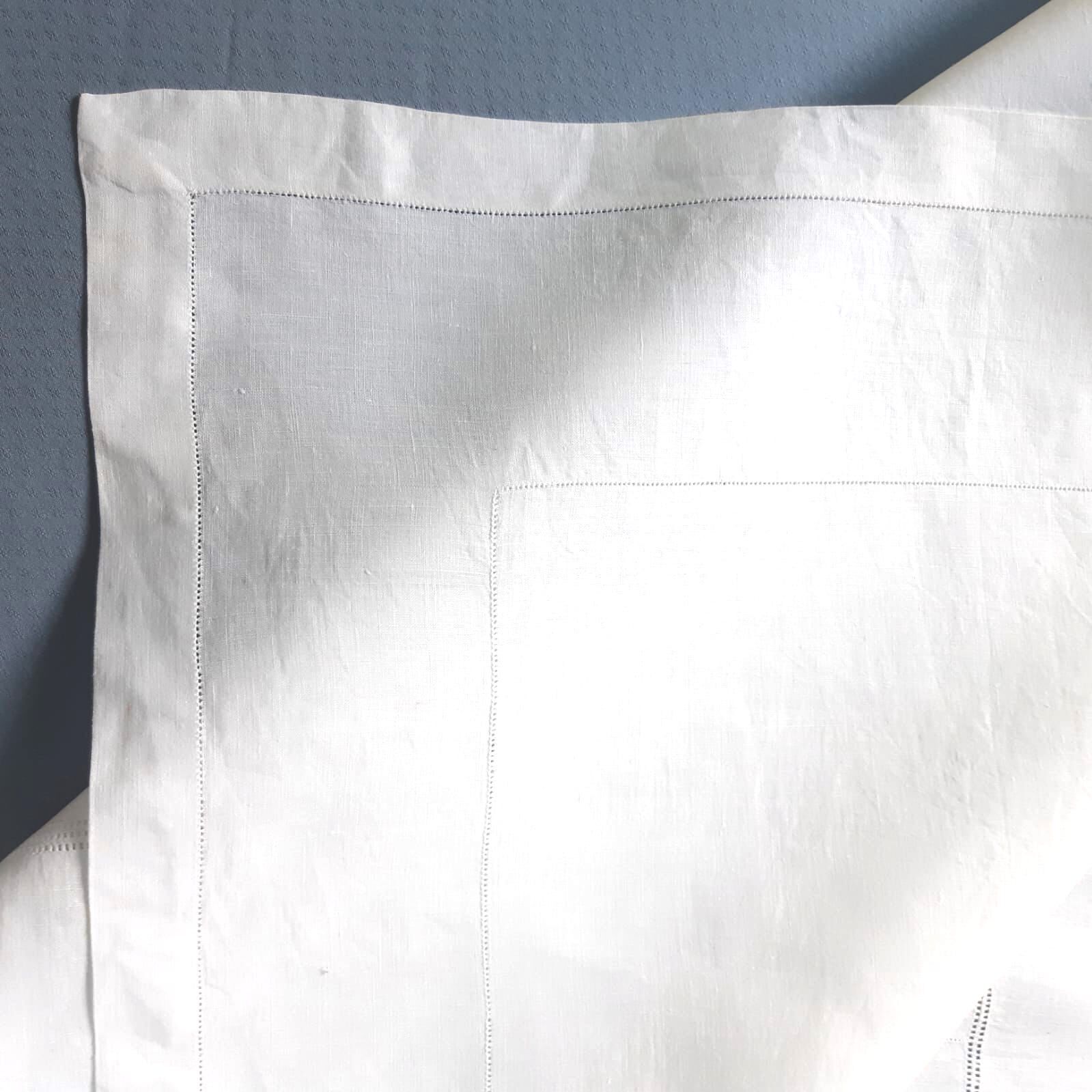 Square tablecloth (112x105cm) in wire canvas with its 6 towels