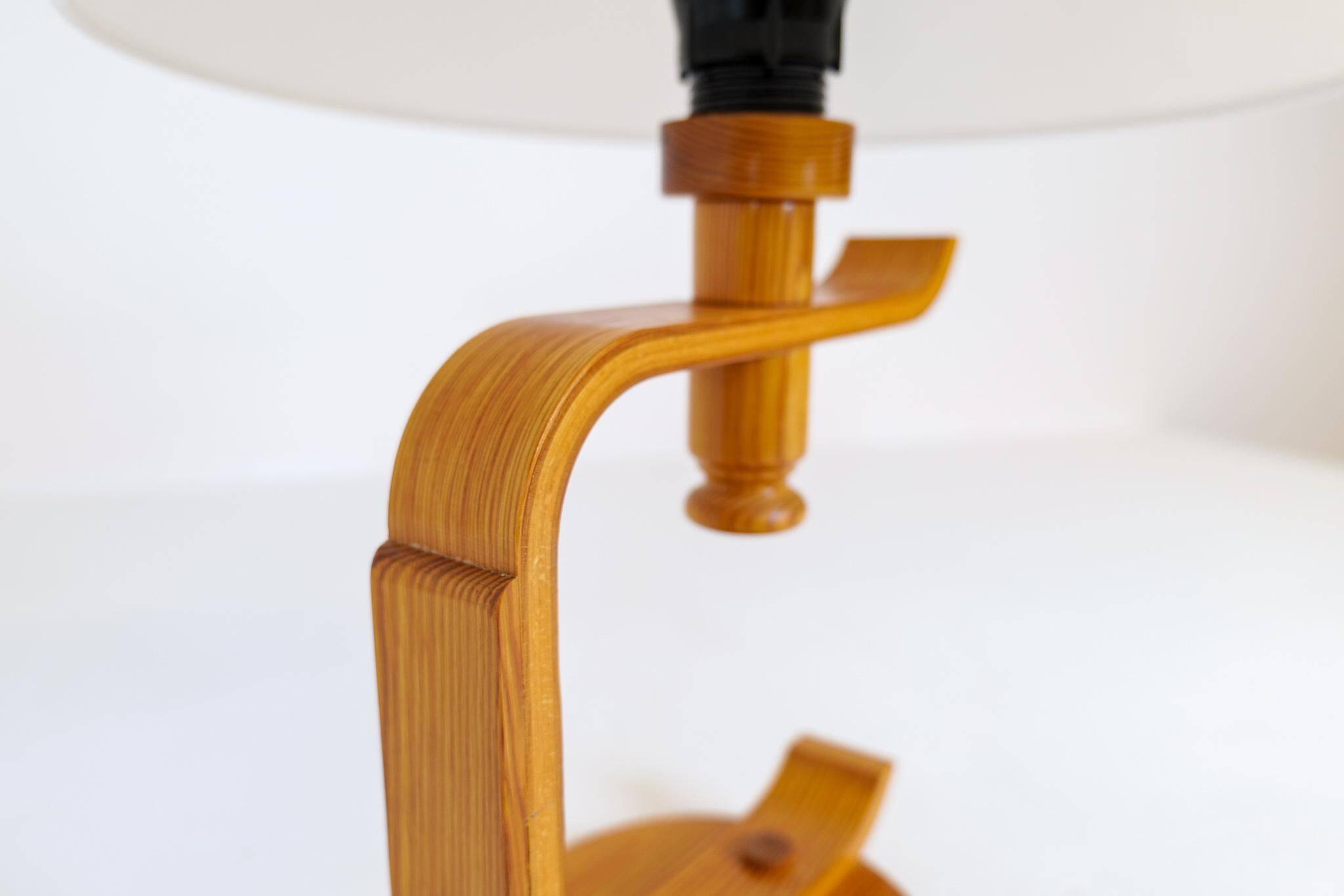 Mid-century modern sculptural table lamp in pine, 1970s.