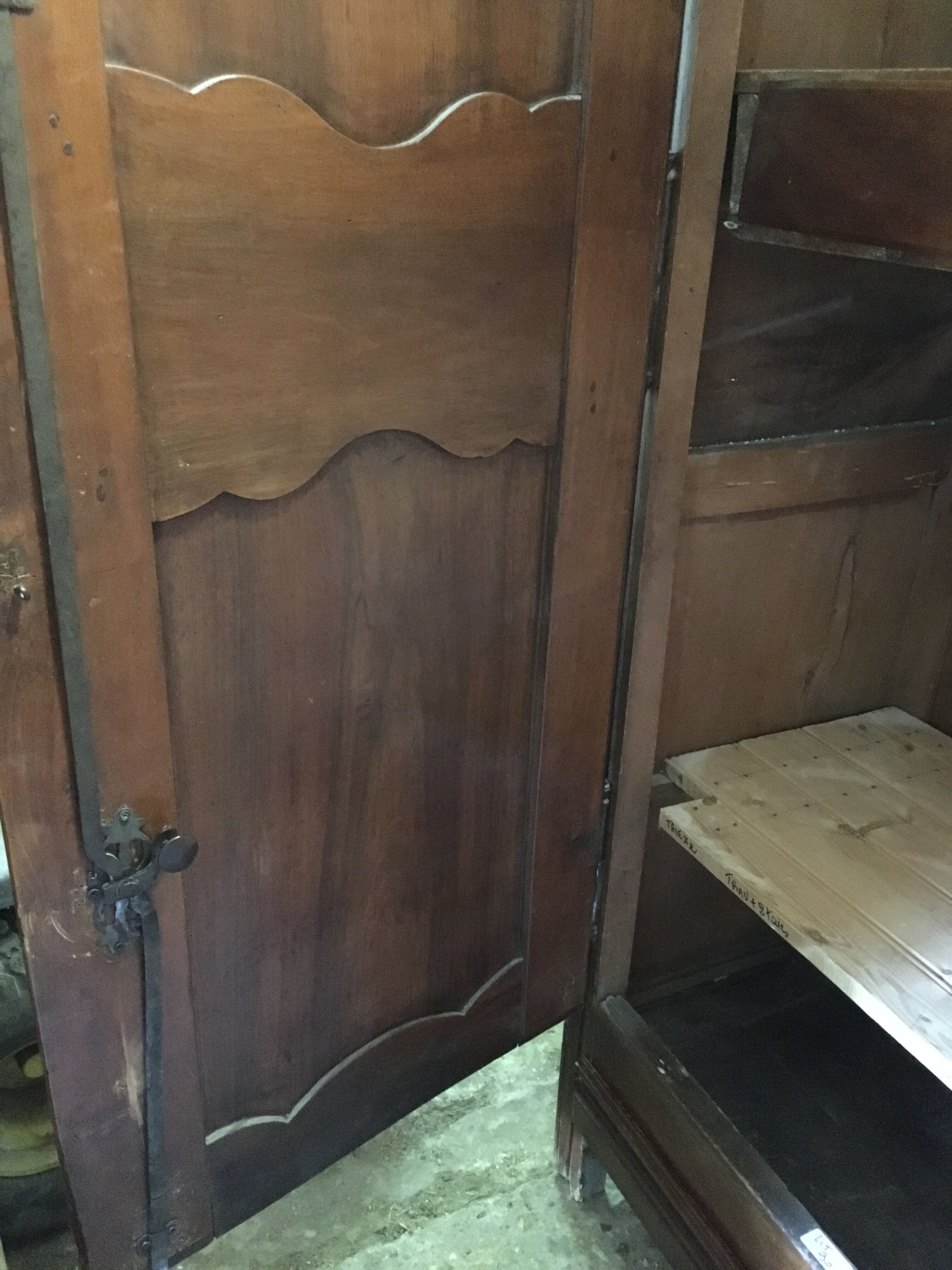 Armoire Louis XV en noyer