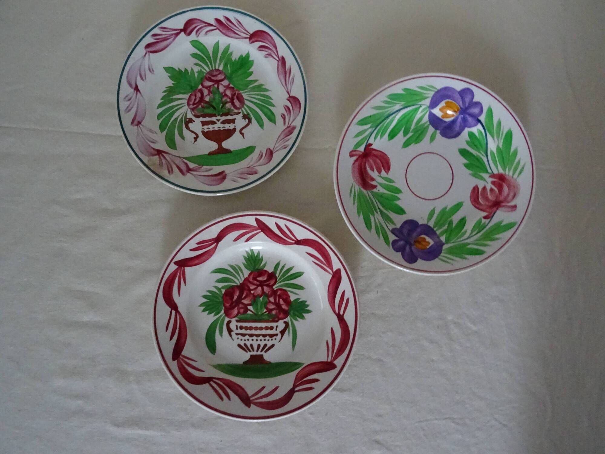 3 assiettes  plates sarreguemines, fleurs faience ancienne rouge et vert