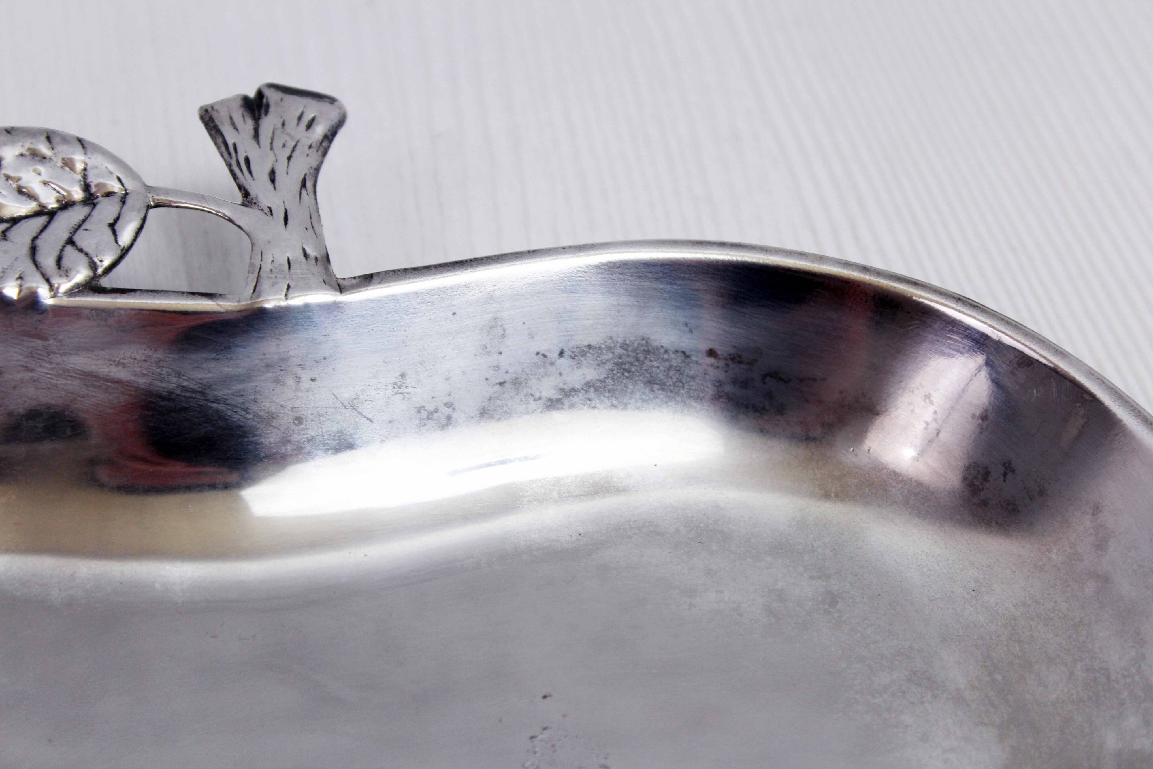 “Apple” cup or empty pocket