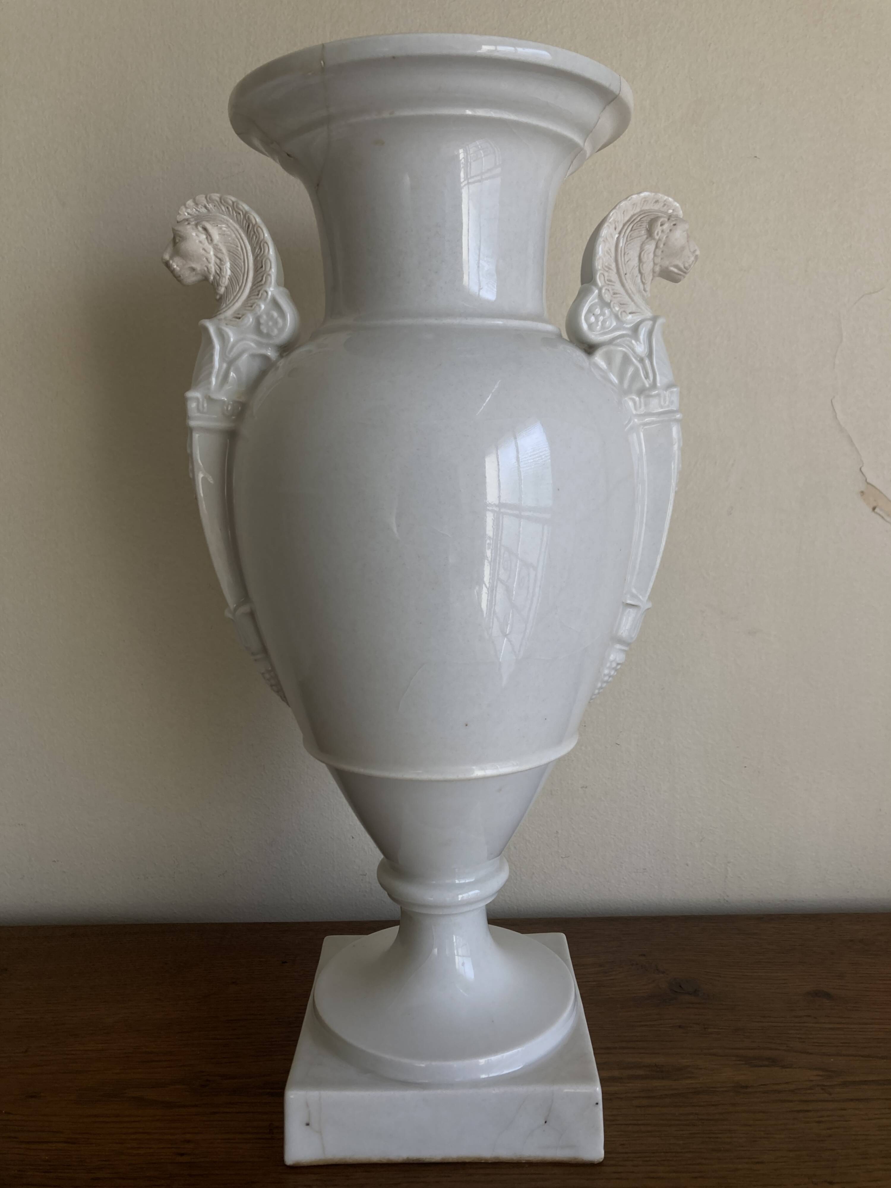 XXL white lion head neo-classical amphora vase from the Empire Consulate.