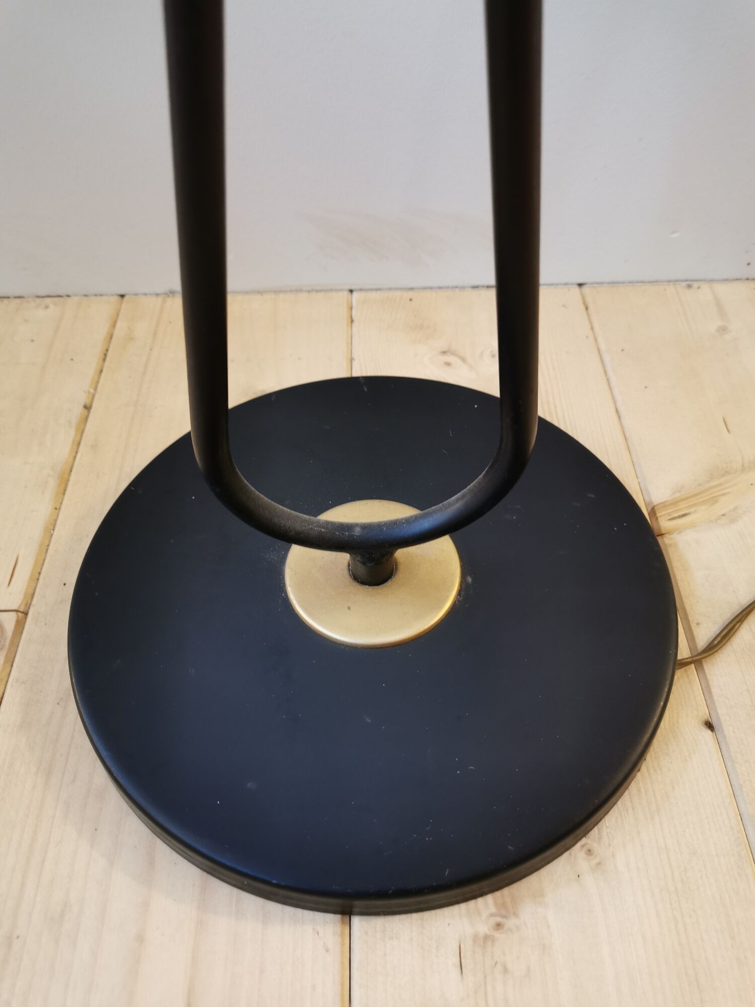 Floor lamp of the 50s with metal and brass foot