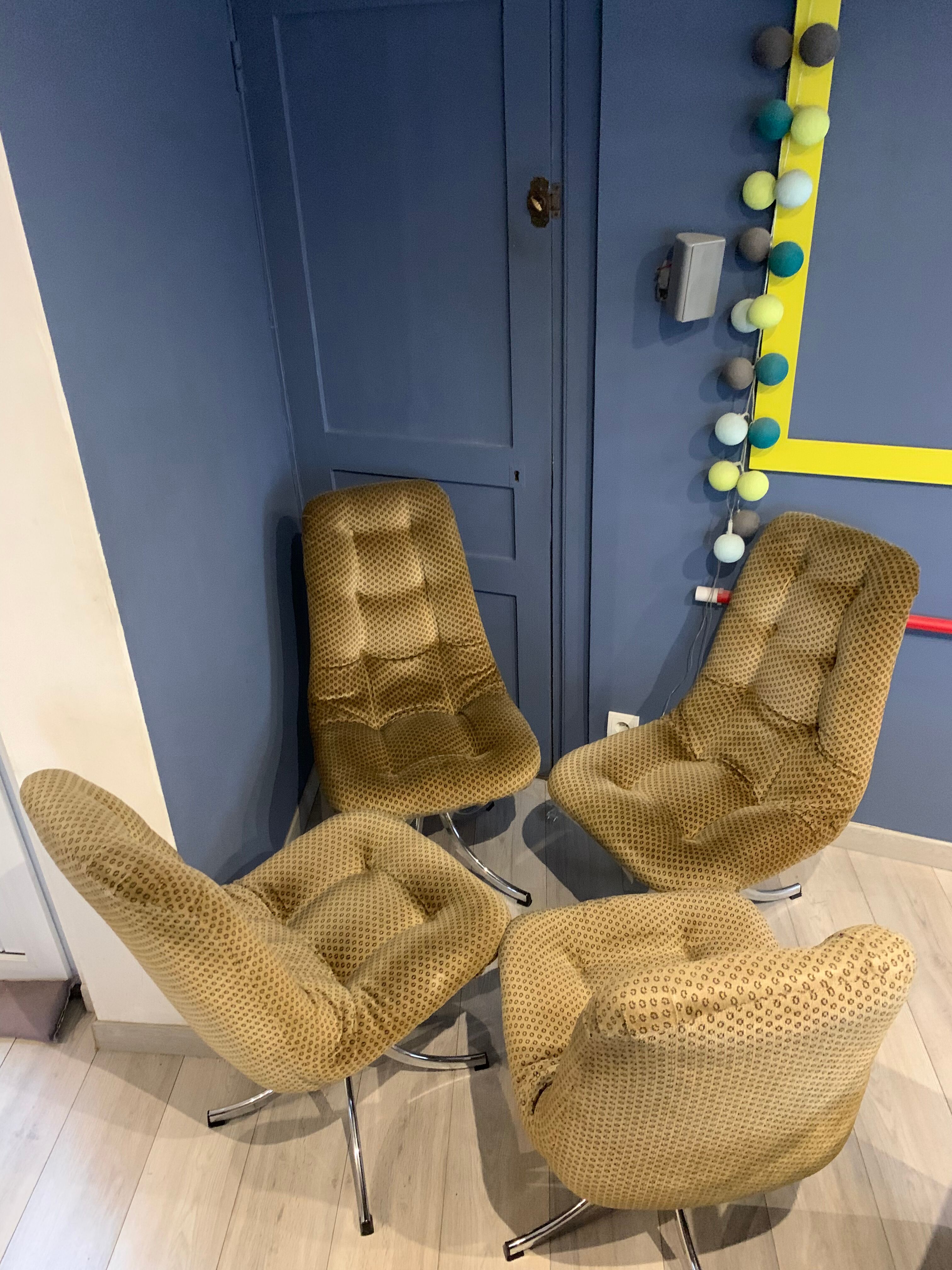 Lot 4 chaises années 70