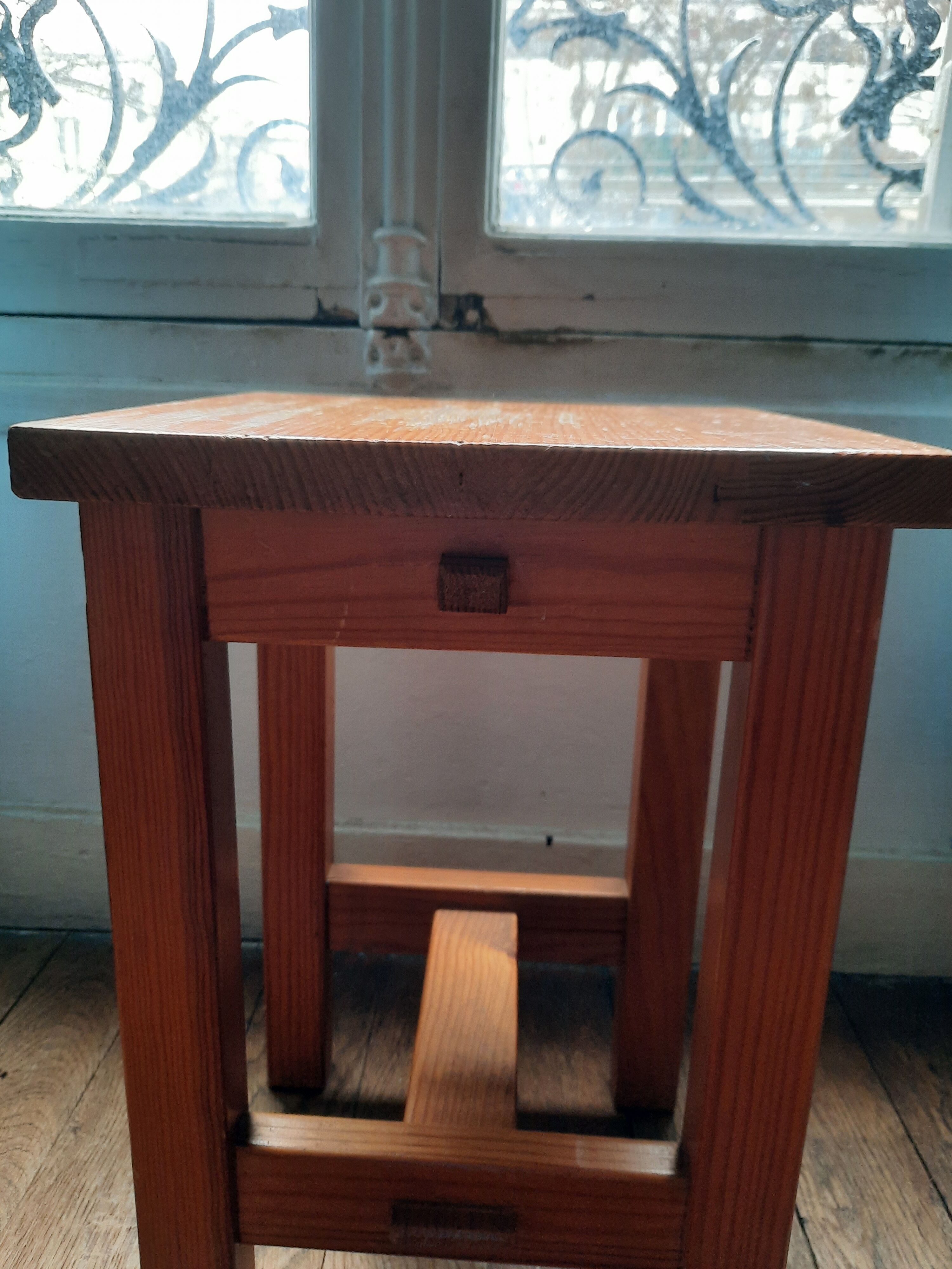 Tabouret en pin