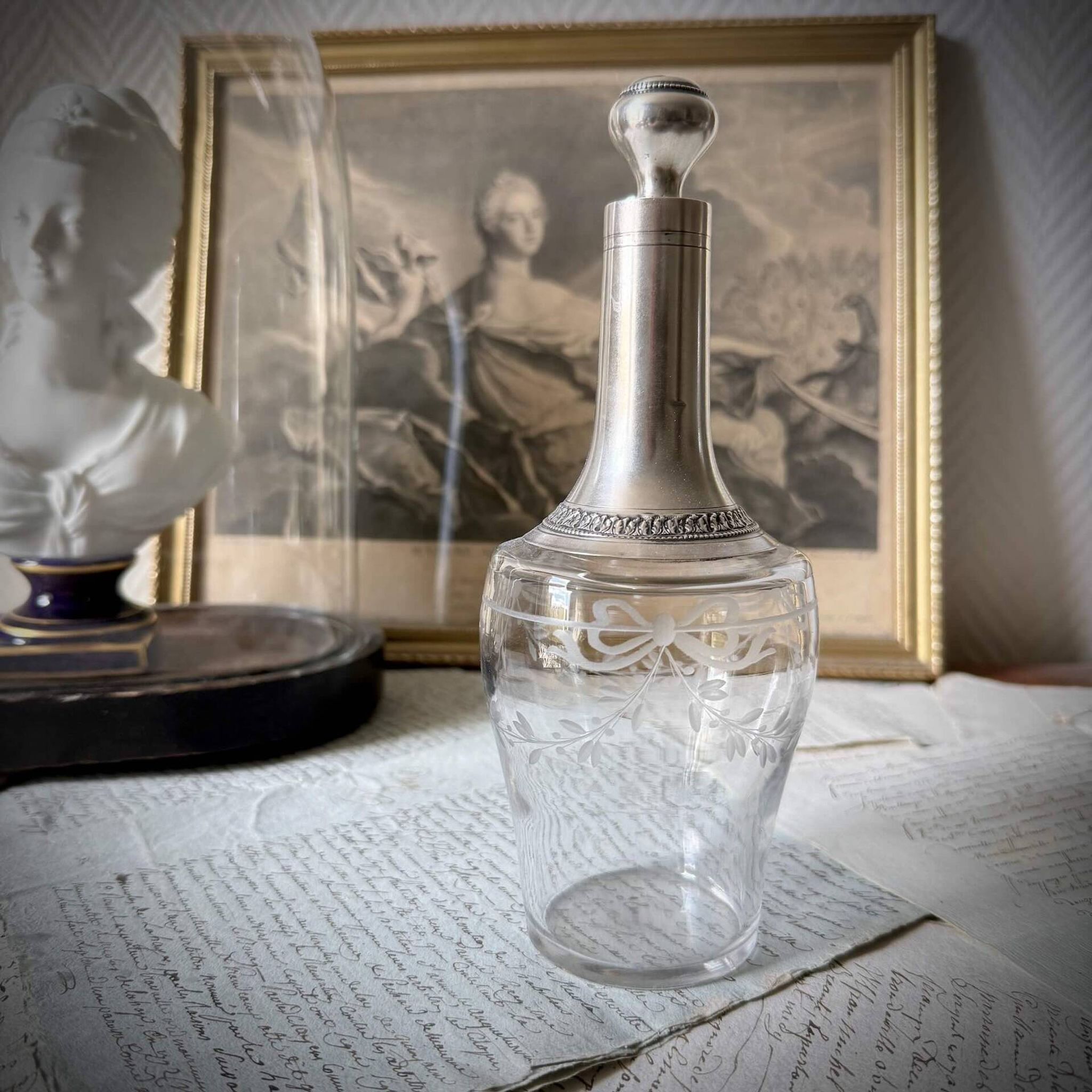 Carafe ancienne en cristal et argent massif – décor rubans et guirlande